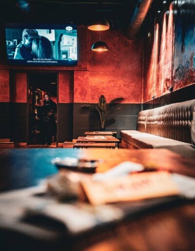 Vista del club de cannabis Three Monkeys en Barcelona con gran TV