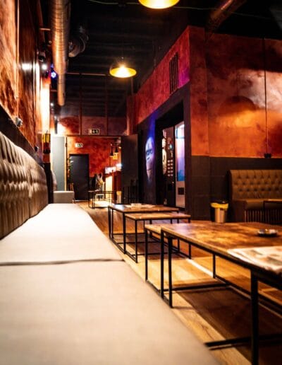 vista del club de cannabis Three Monkeys en Barcelona con cómodos sofás y mesas